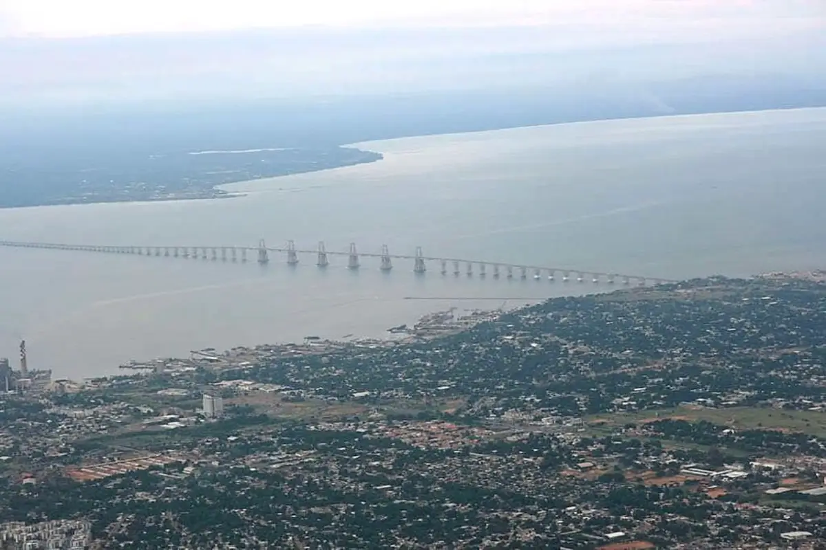 Vista panorámica del Lago de Maracaibo con el puente General Rafael Urdaneta