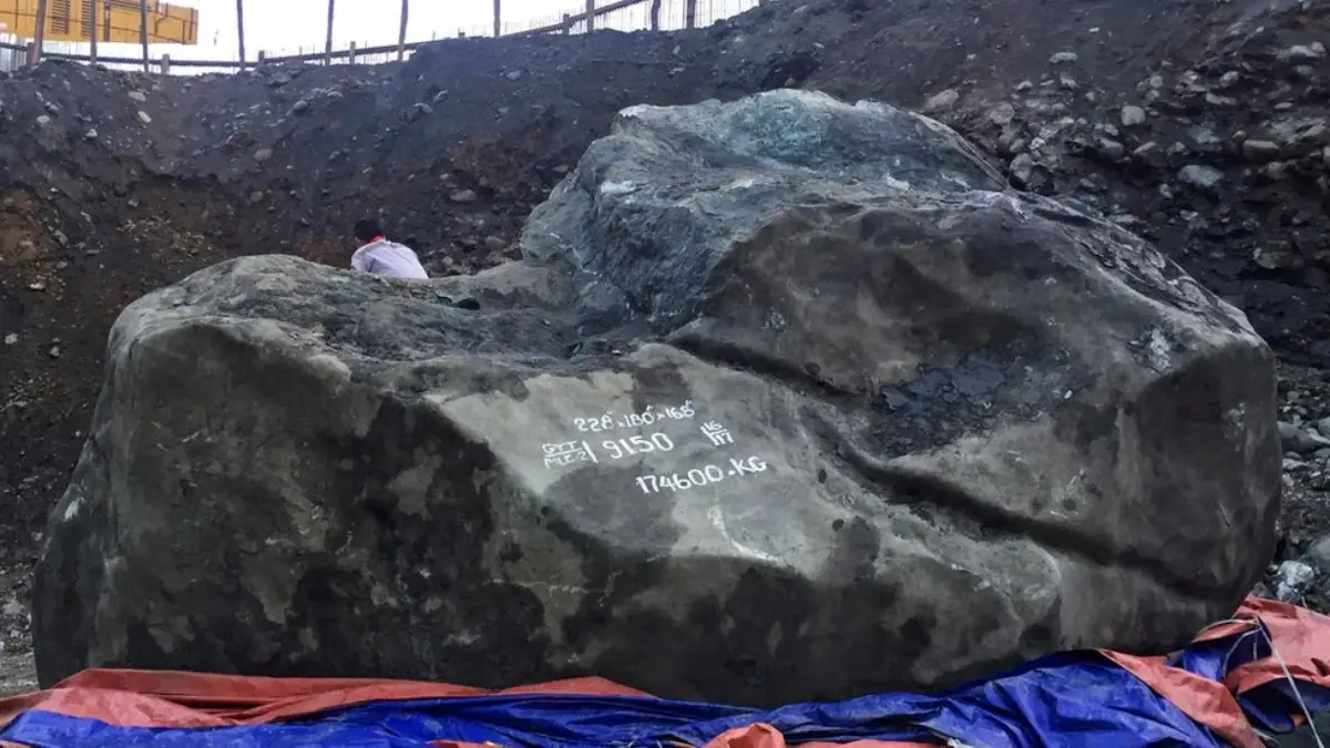 Roca de Jade de 175 Toneladas: Un Gigante Verde Asiático